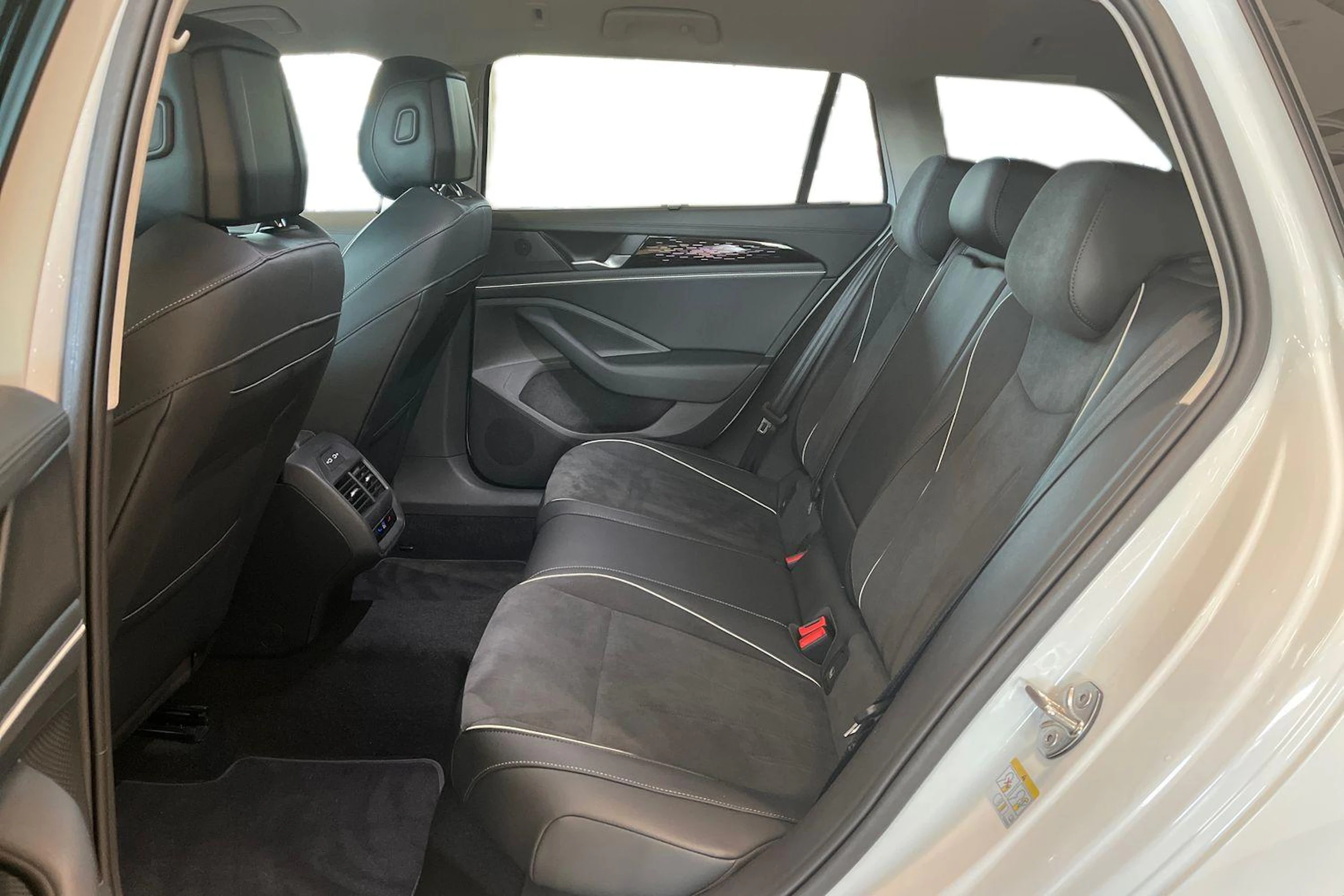 valkoinen Volkswagen Passat 2025 kuva 8.