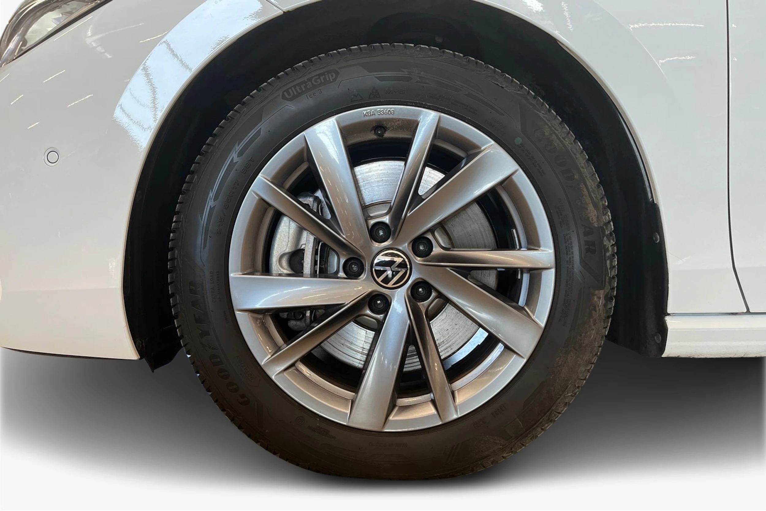 valkoinen Volkswagen Passat 2025 kuva 9.