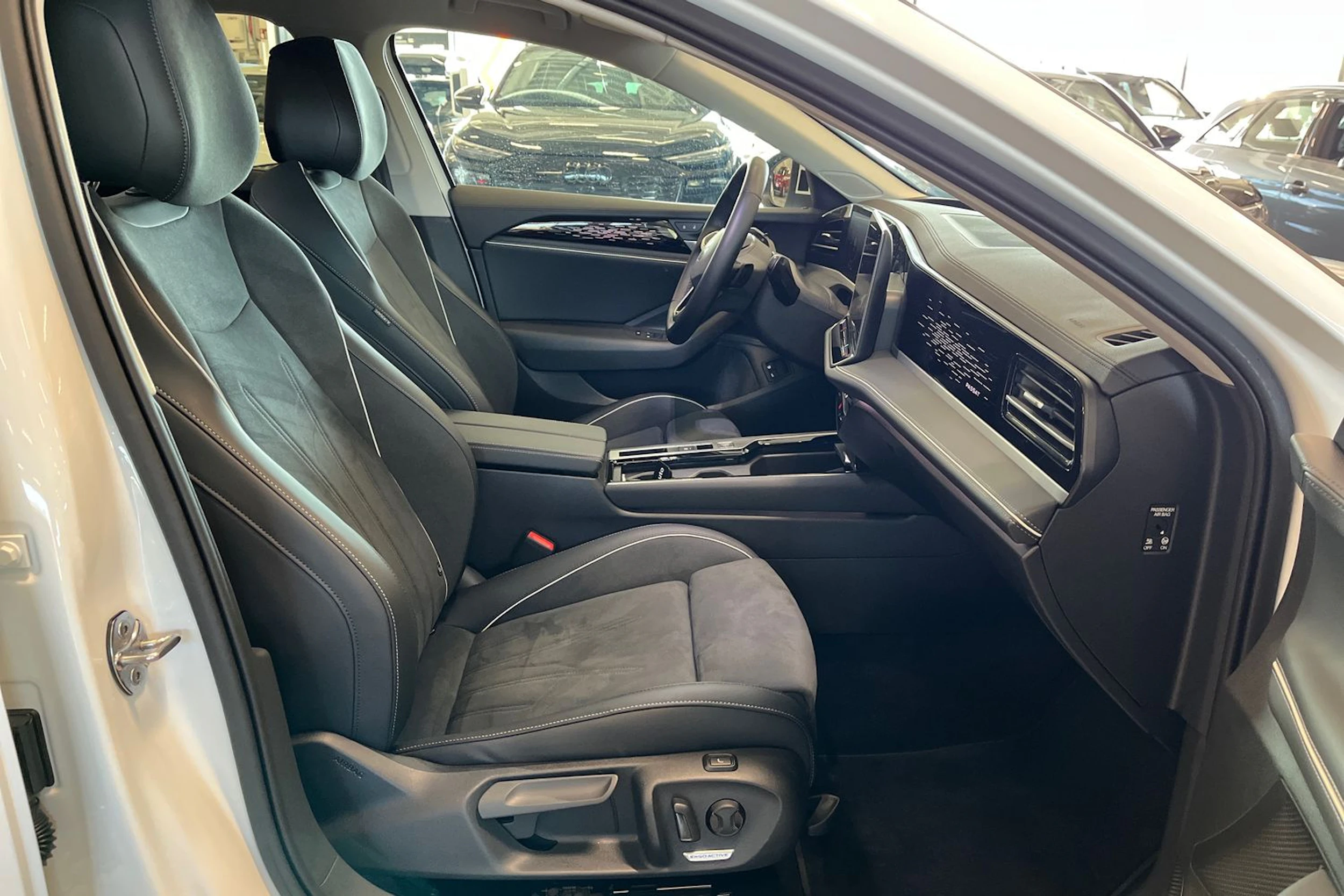 valkoinen Volkswagen Passat 2025 kuva 12.