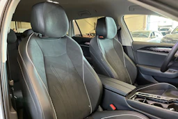 valkoinen Volkswagen Passat 2025 kuva 13.