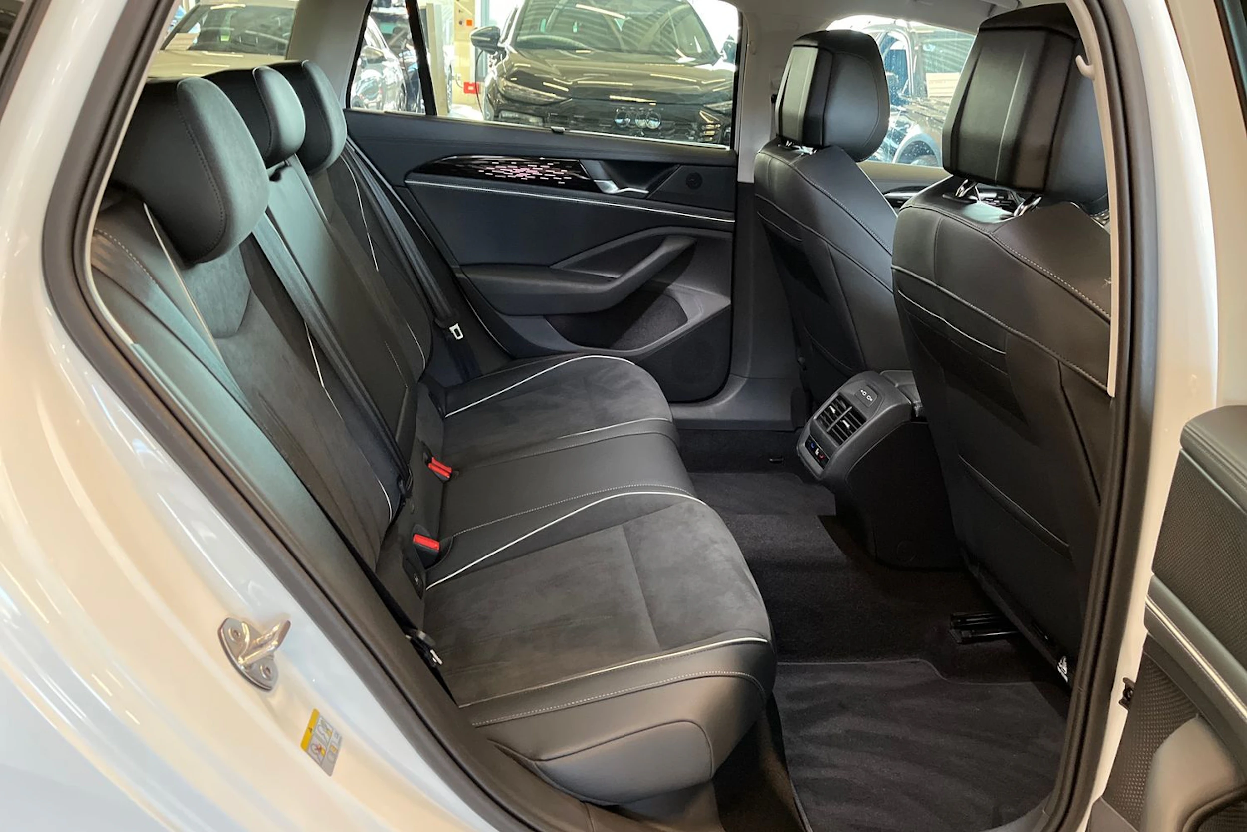 valkoinen Volkswagen Passat 2025 kuva 14.