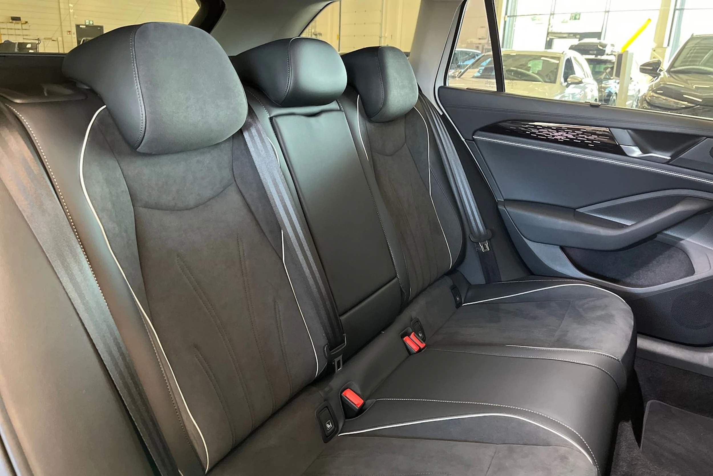 valkoinen Volkswagen Passat 2025 kuva 15.