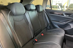 valkoinen Volkswagen Passat 2025 kuva 15.