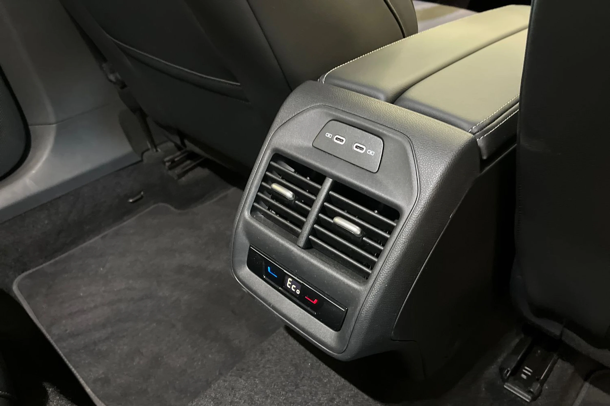 valkoinen Volkswagen Passat 2025 kuva 17.