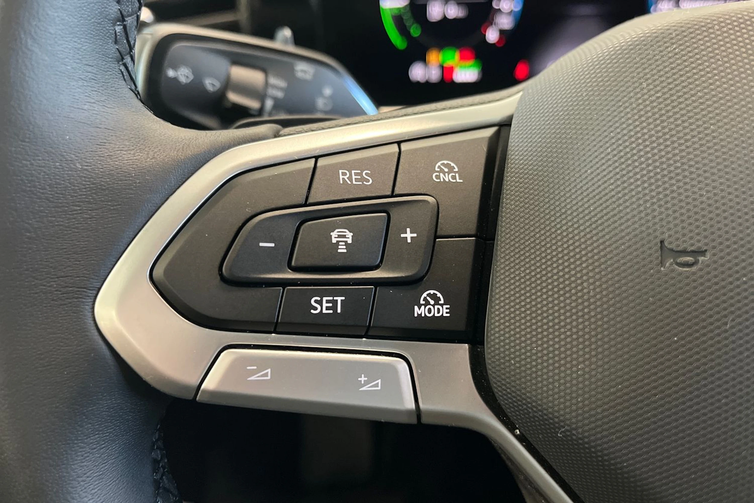 valkoinen Volkswagen Passat 2025 kuva 35.