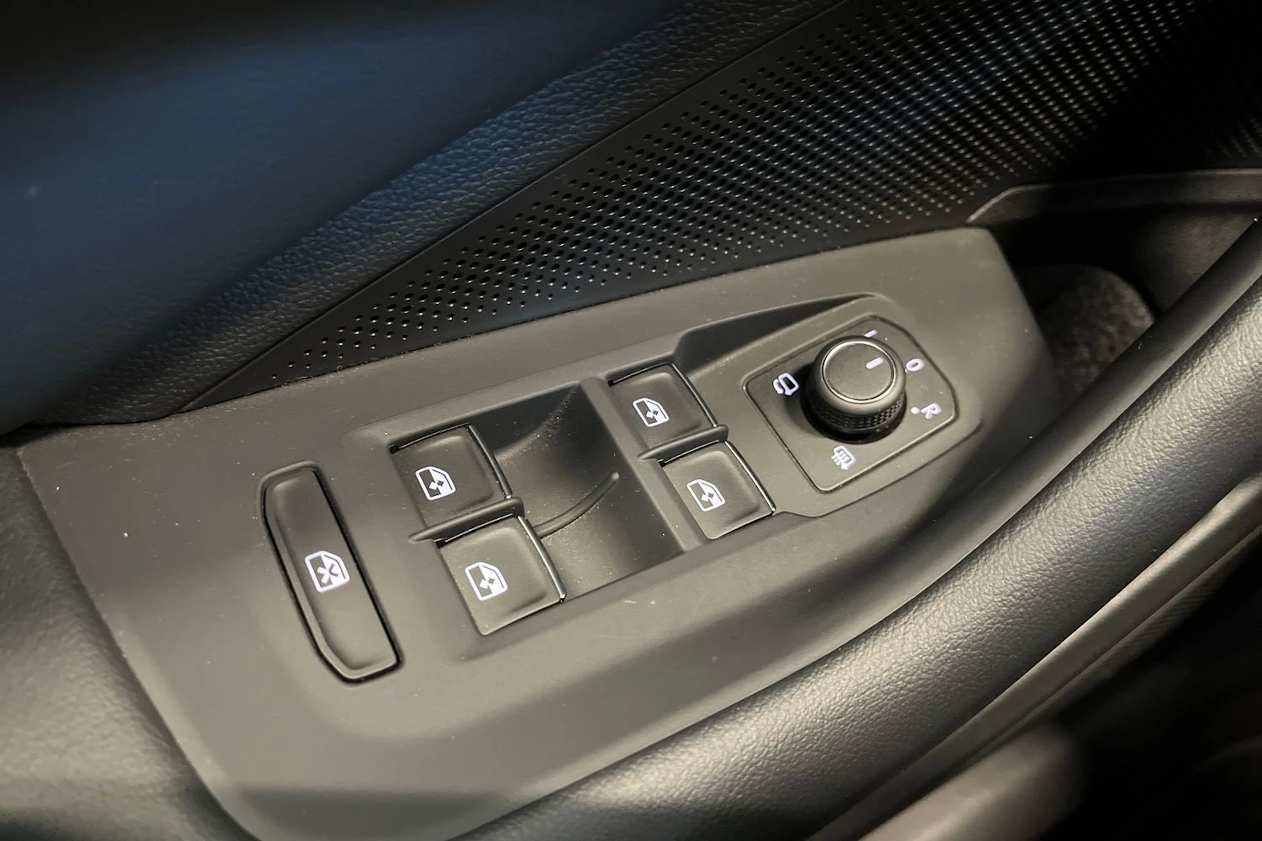 valkoinen Volkswagen Passat 2025 kuva 37.