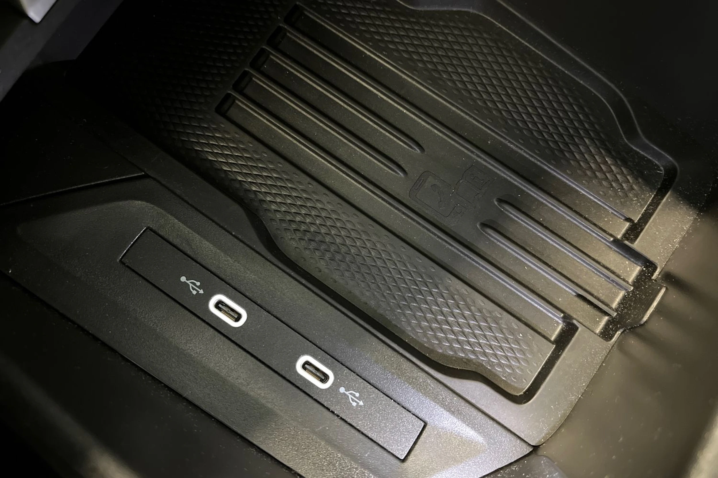 valkoinen Volkswagen Passat 2025 kuva 40.