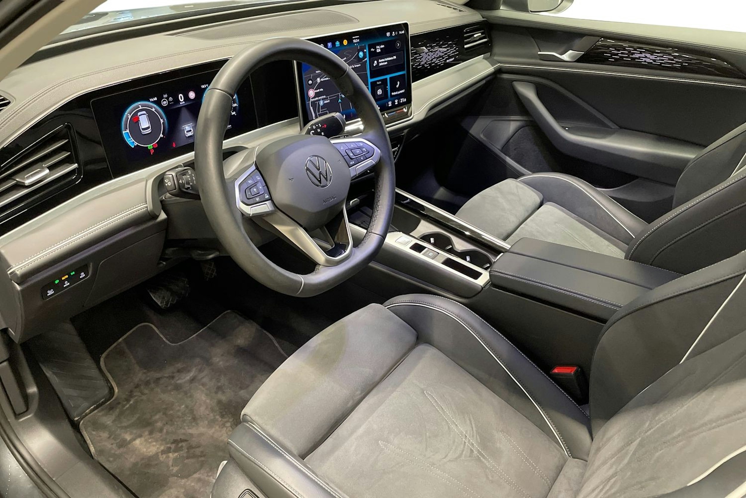 harmaa Volkswagen Passat 2024 kuva 7.