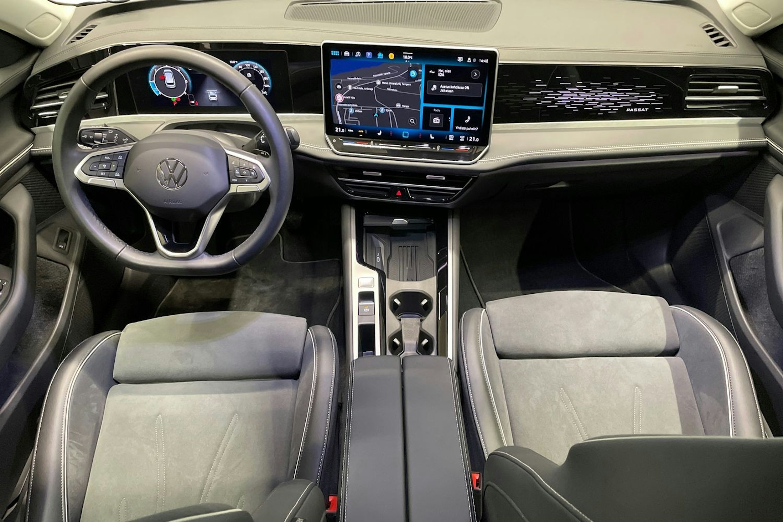 harmaa Volkswagen Passat 2024 kuva 9.