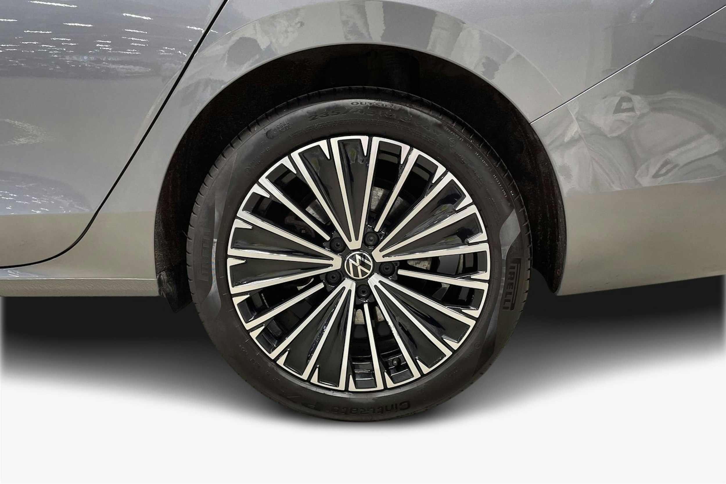 harmaa Volkswagen Passat 2024 kuva 11.