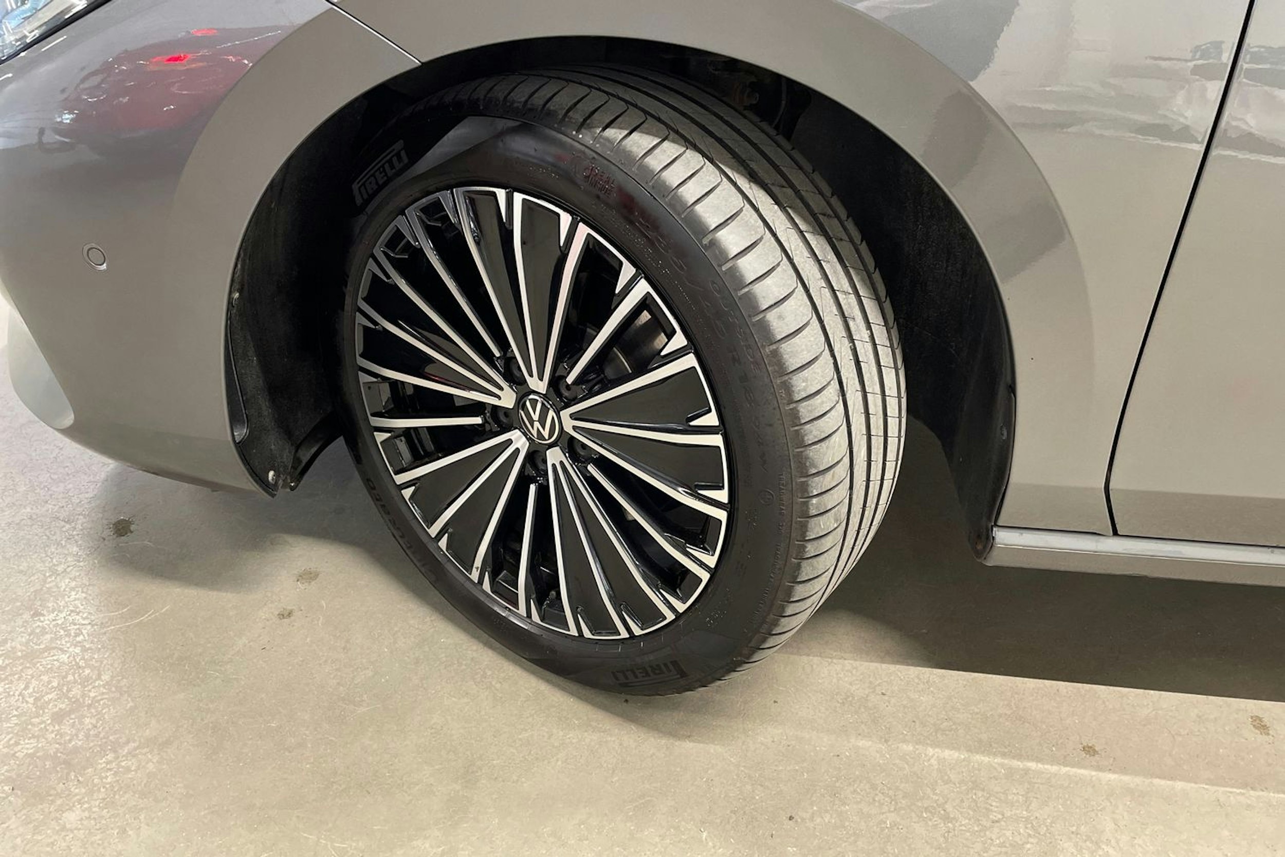 harmaa Volkswagen Passat 2024 kuva 13.