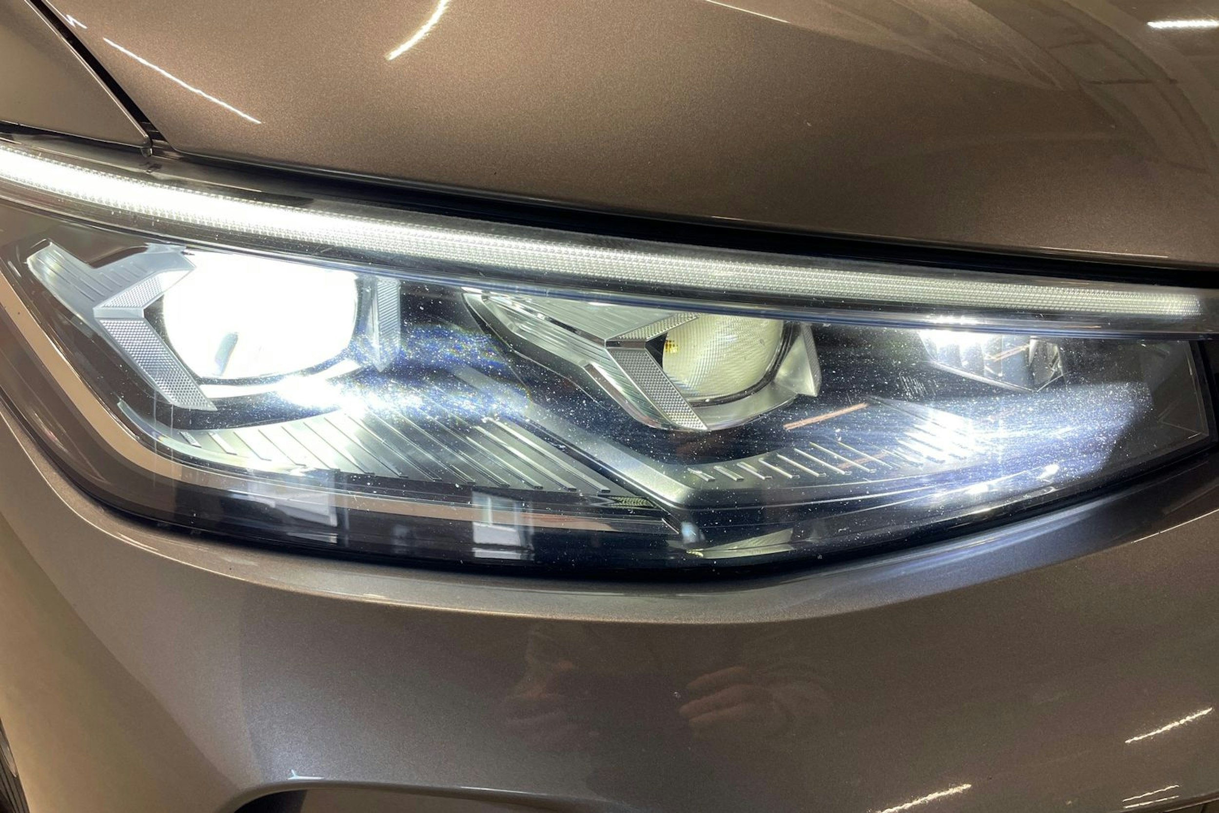 harmaa Volkswagen Passat 2024 kuva 14.