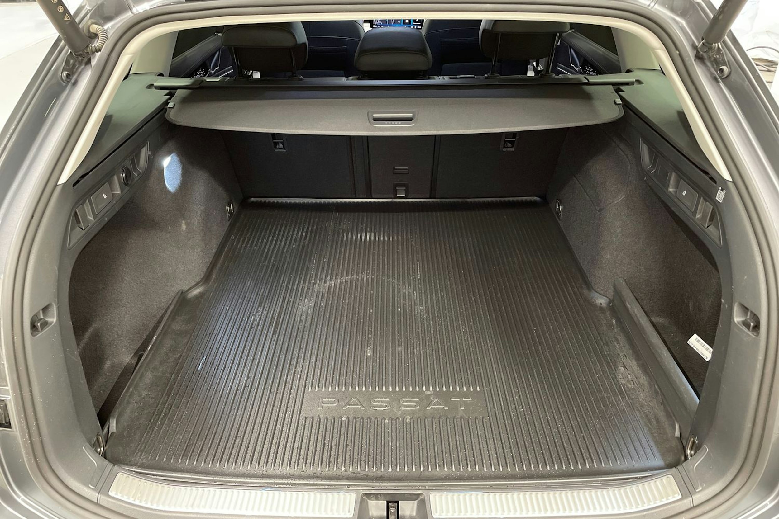 harmaa Volkswagen Passat 2024 kuva 15.