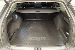 harmaa Volkswagen Passat 2024 kuva 15.