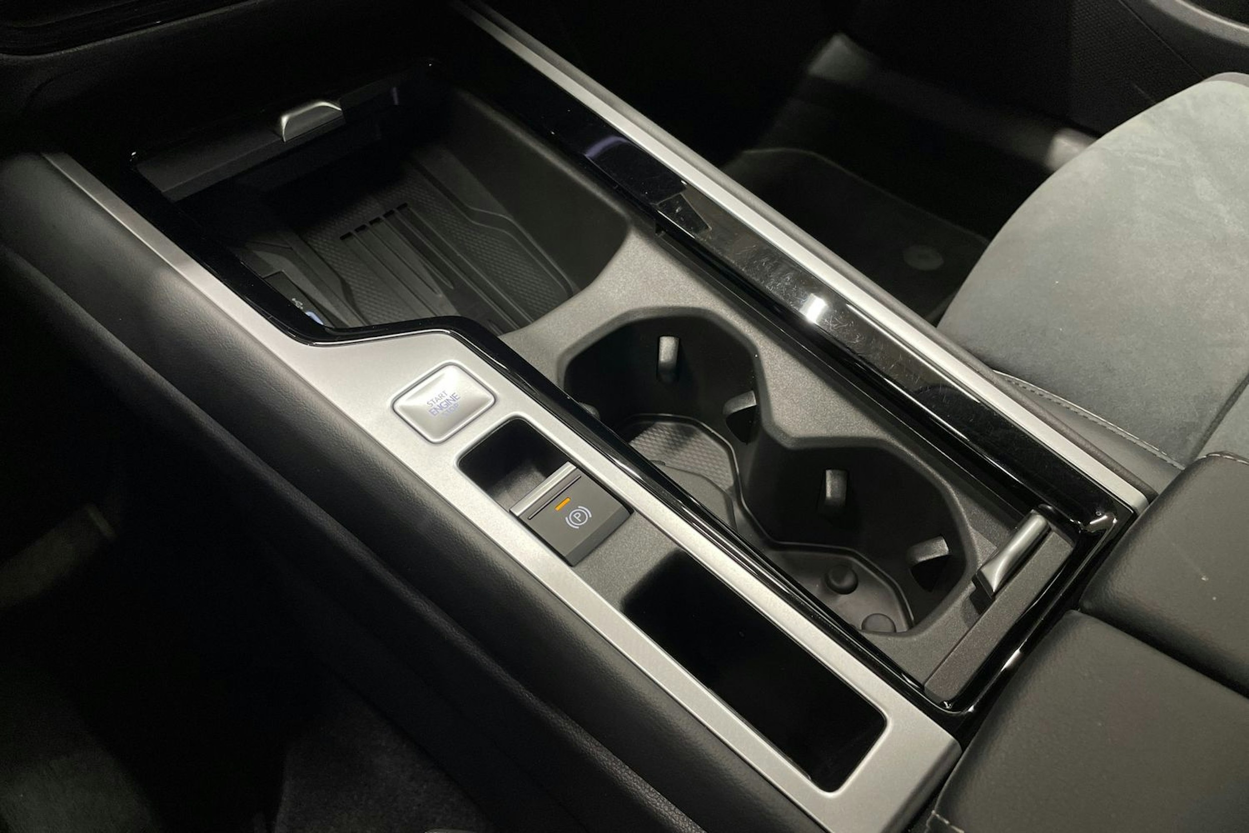 harmaa Volkswagen Passat 2024 kuva 19.