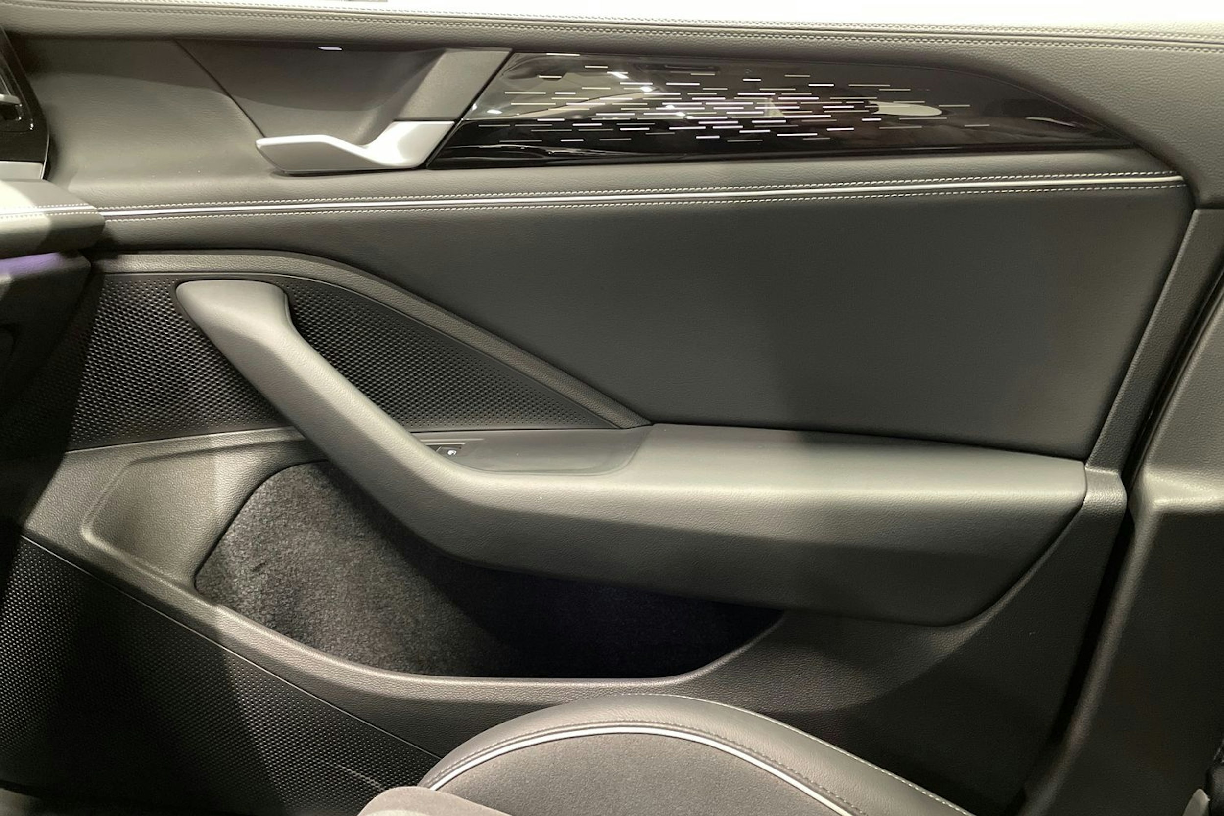 harmaa Volkswagen Passat 2024 kuva 20.