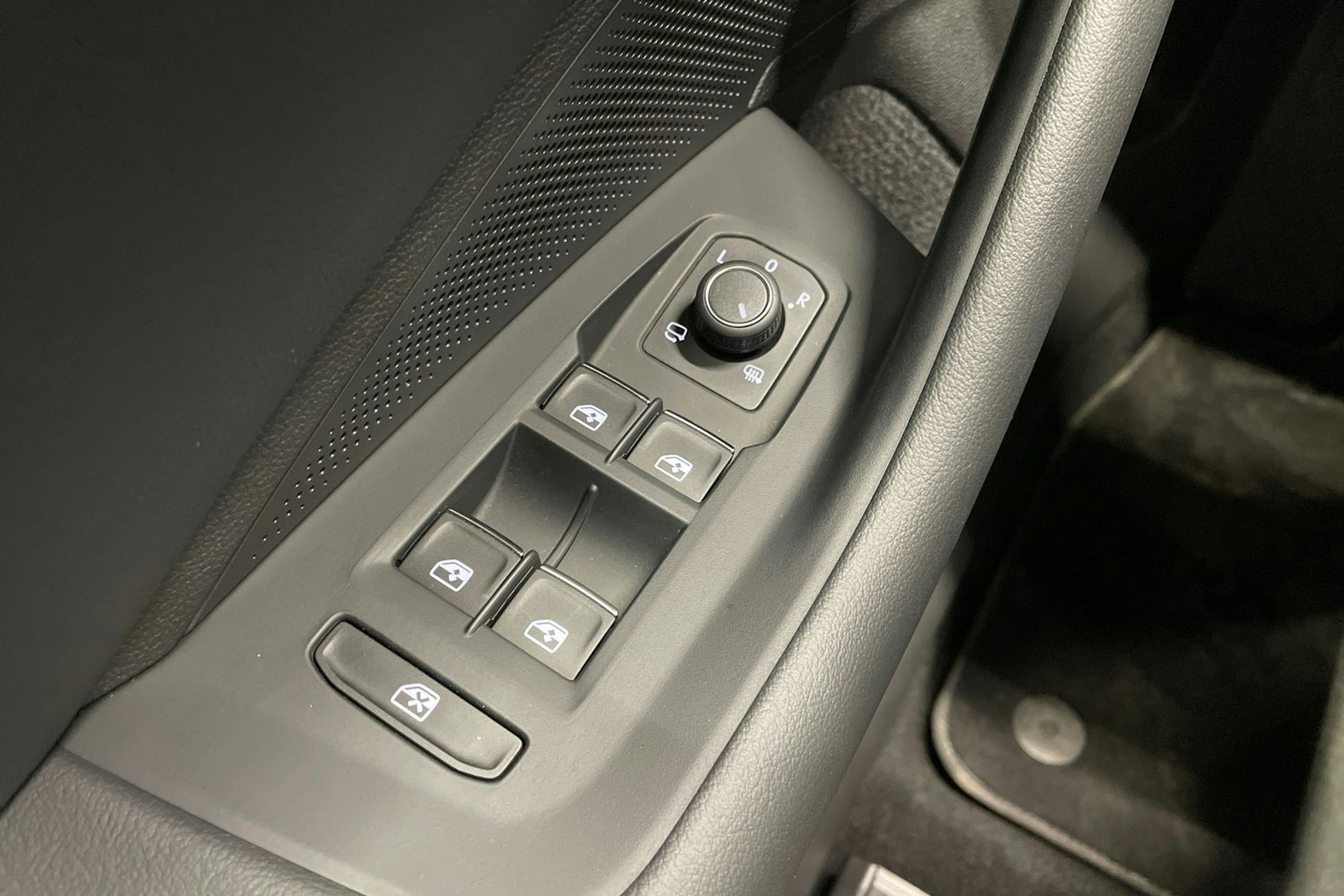 harmaa Volkswagen Passat 2024 kuva 23.