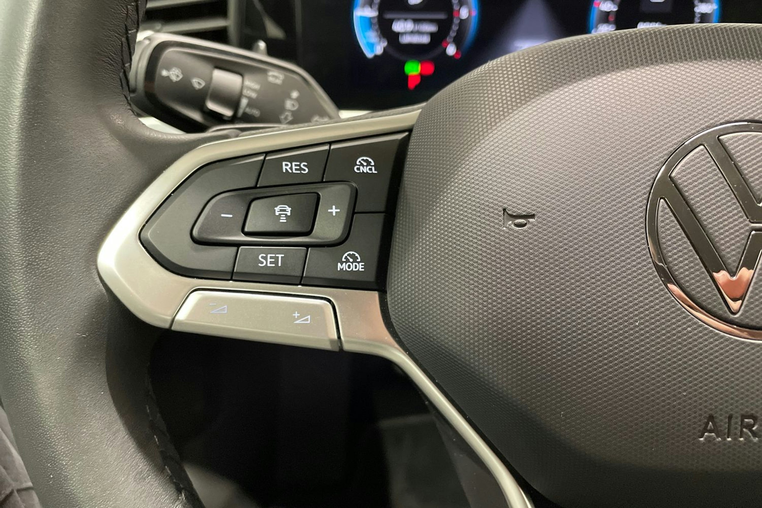 harmaa Volkswagen Passat 2024 kuva 24.
