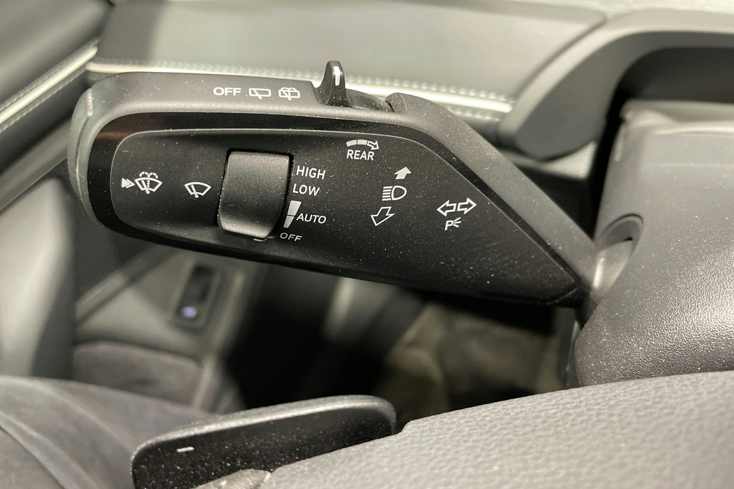 harmaa Volkswagen Passat 2024 kuva 26.