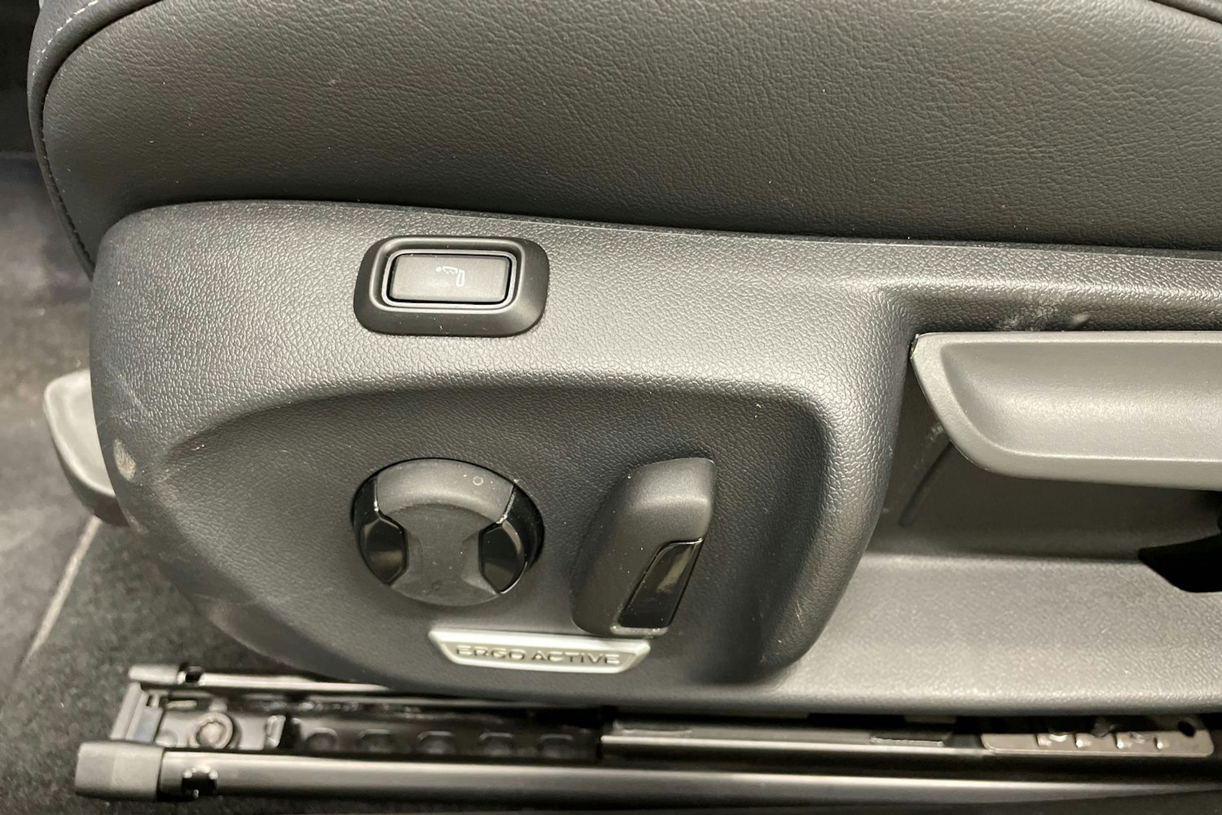 harmaa Volkswagen Passat 2024 kuva 28.