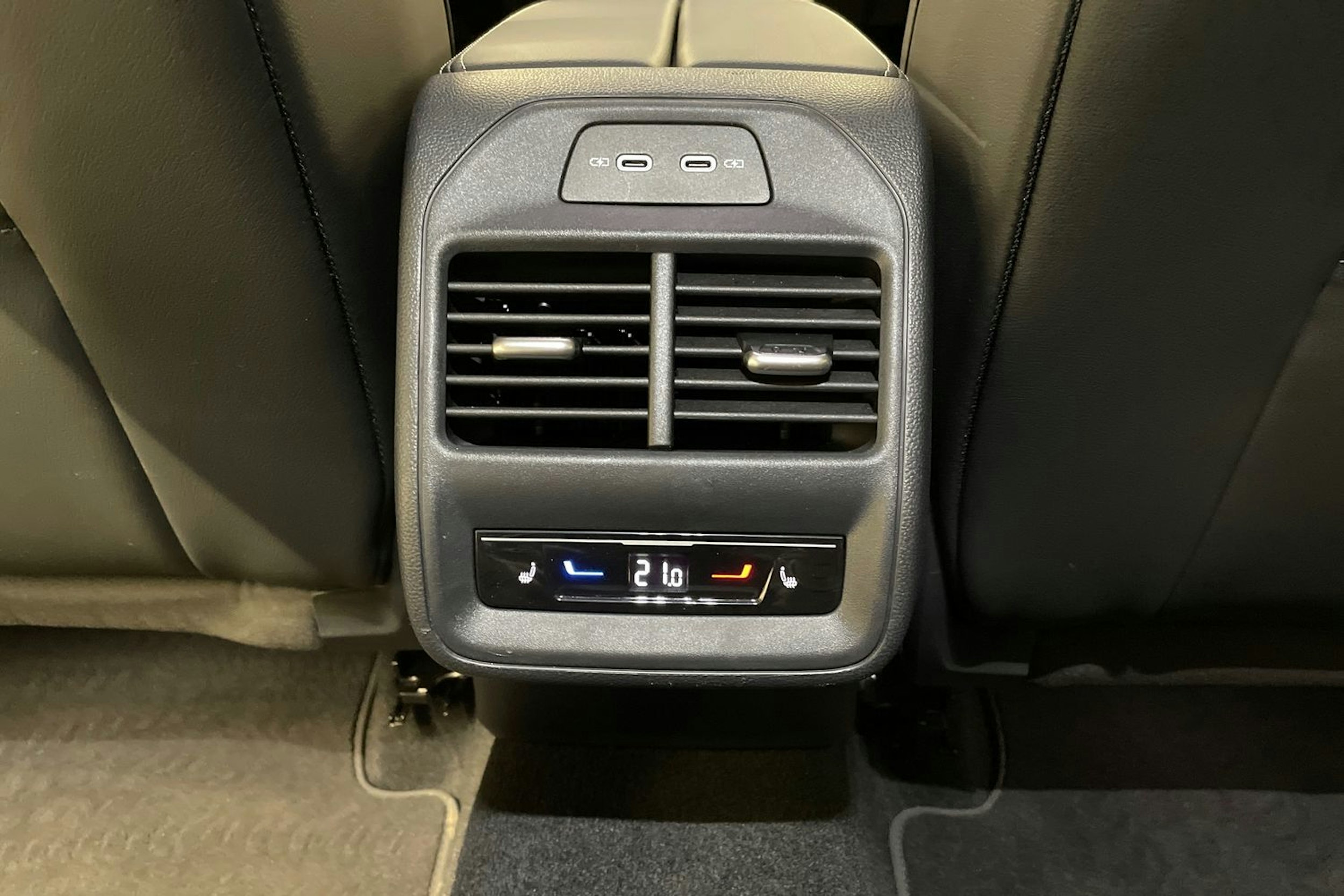harmaa Volkswagen Passat 2024 kuva 30.