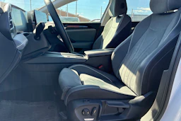 valkoinen Volkswagen Passat 2024 kuva 4.