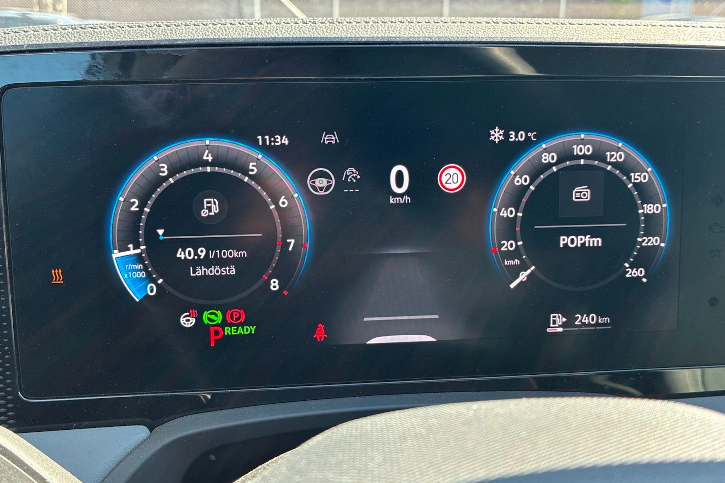 valkoinen Volkswagen Passat 2024 kuva 6.