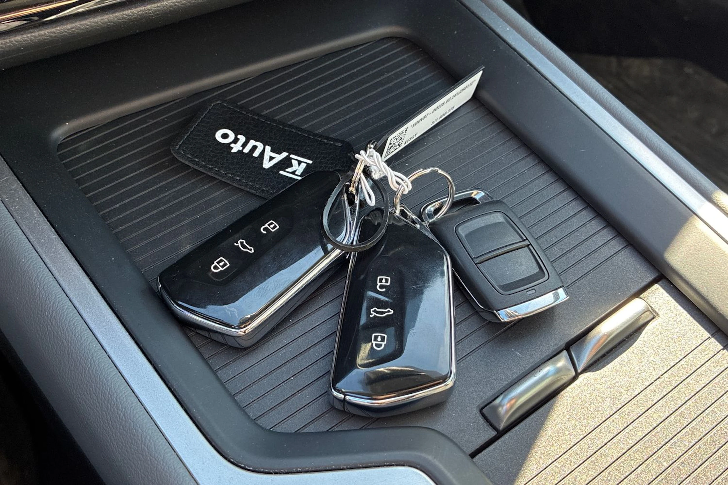 valkoinen Volkswagen Passat 2024 kuva 8.