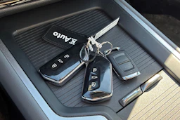 valkoinen Volkswagen Passat 2024 kuva 8.