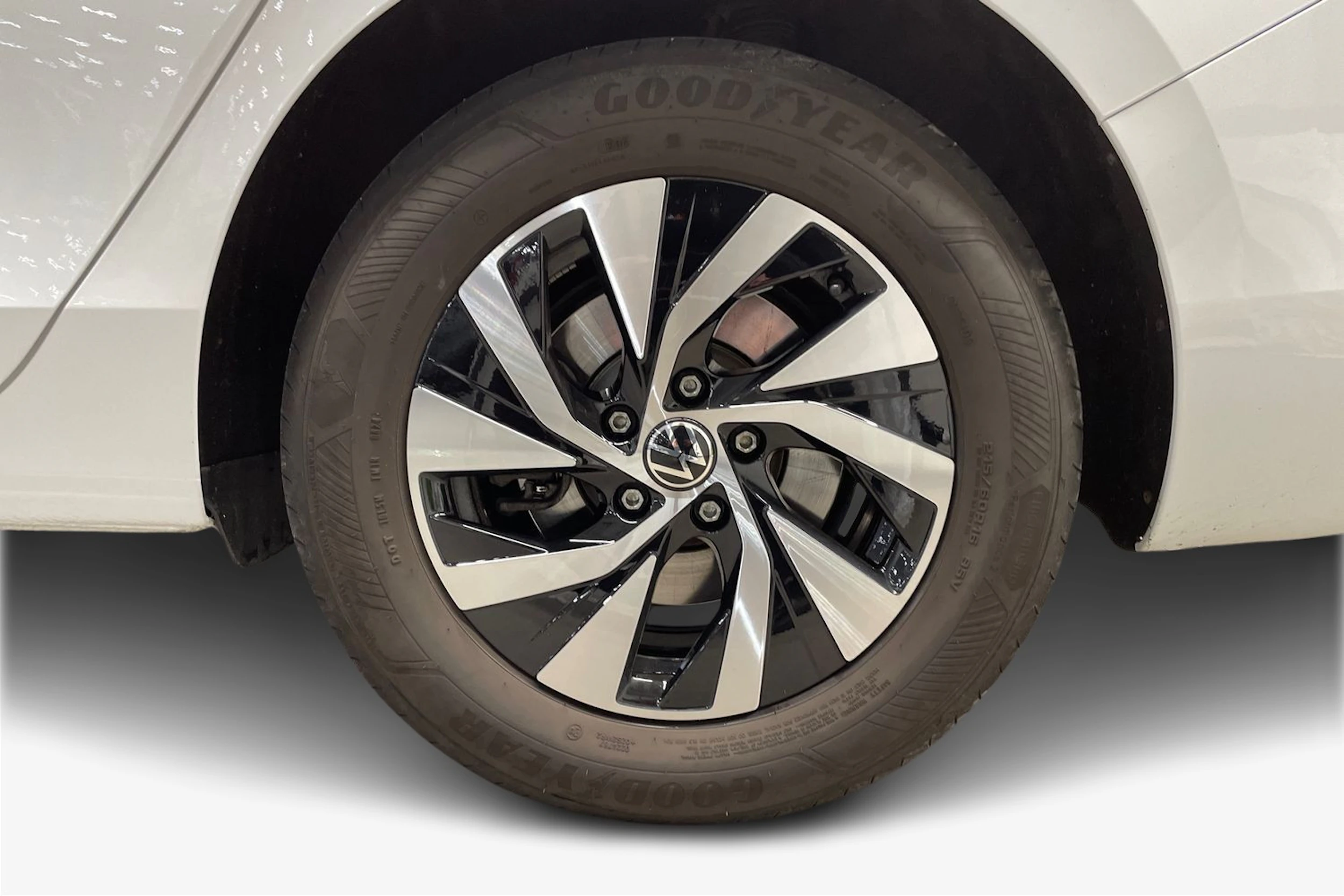 valkoinen Volkswagen Passat 2024 kuva 12.