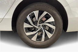 valkoinen Volkswagen Passat 2024 kuva 12.