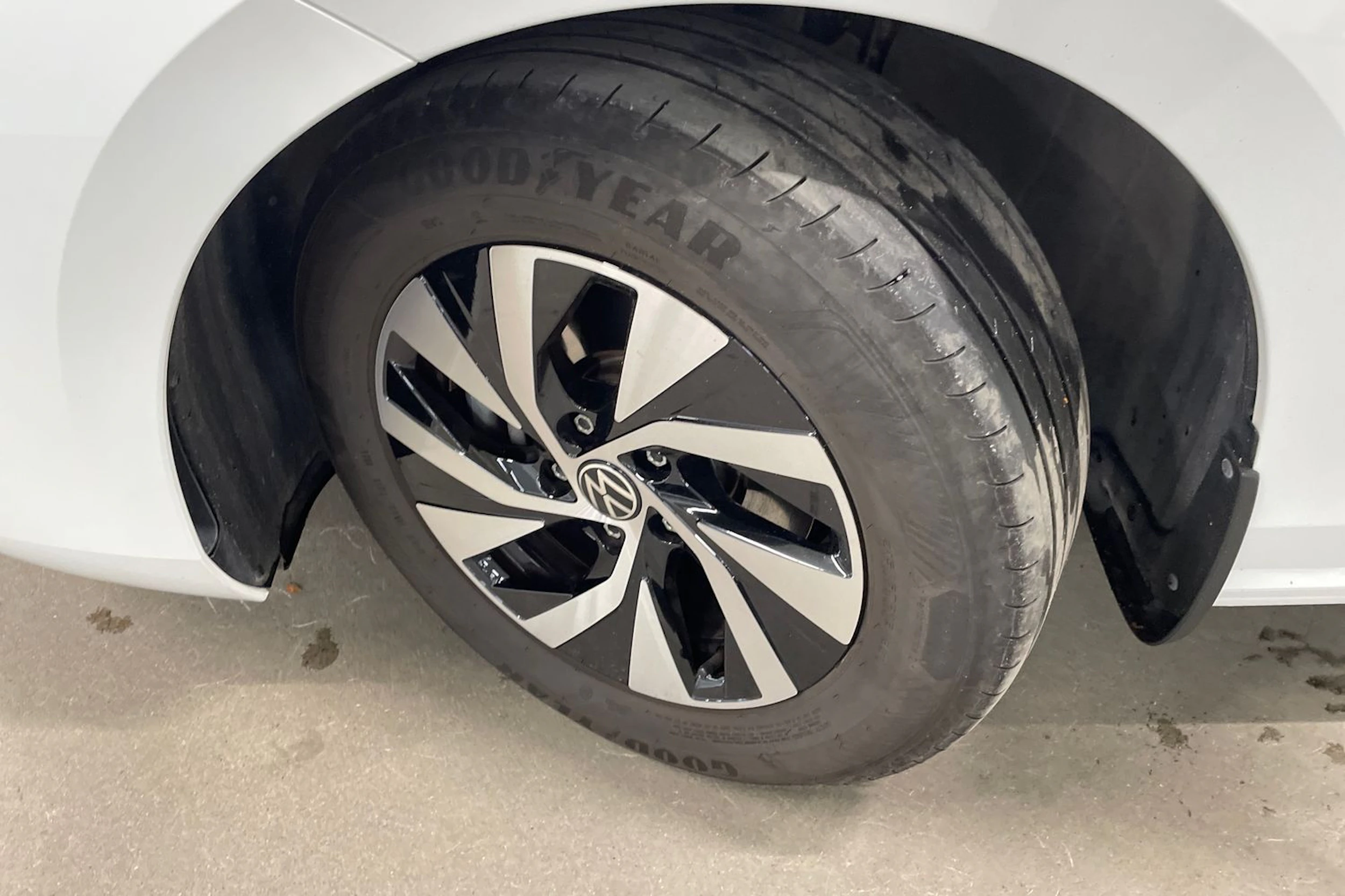 valkoinen Volkswagen Passat 2024 kuva 13.