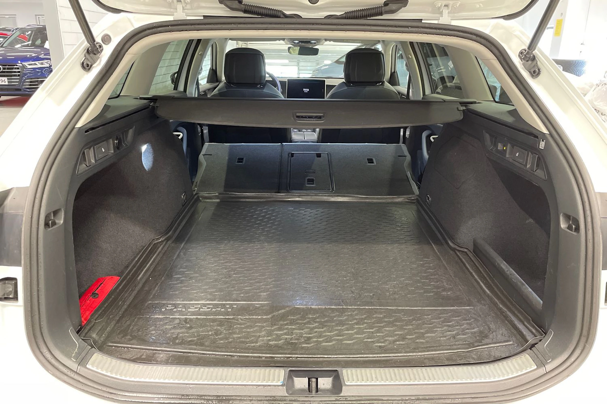 valkoinen Volkswagen Passat 2024 kuva 16.
