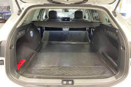 valkoinen Volkswagen Passat 2024 kuva 16.