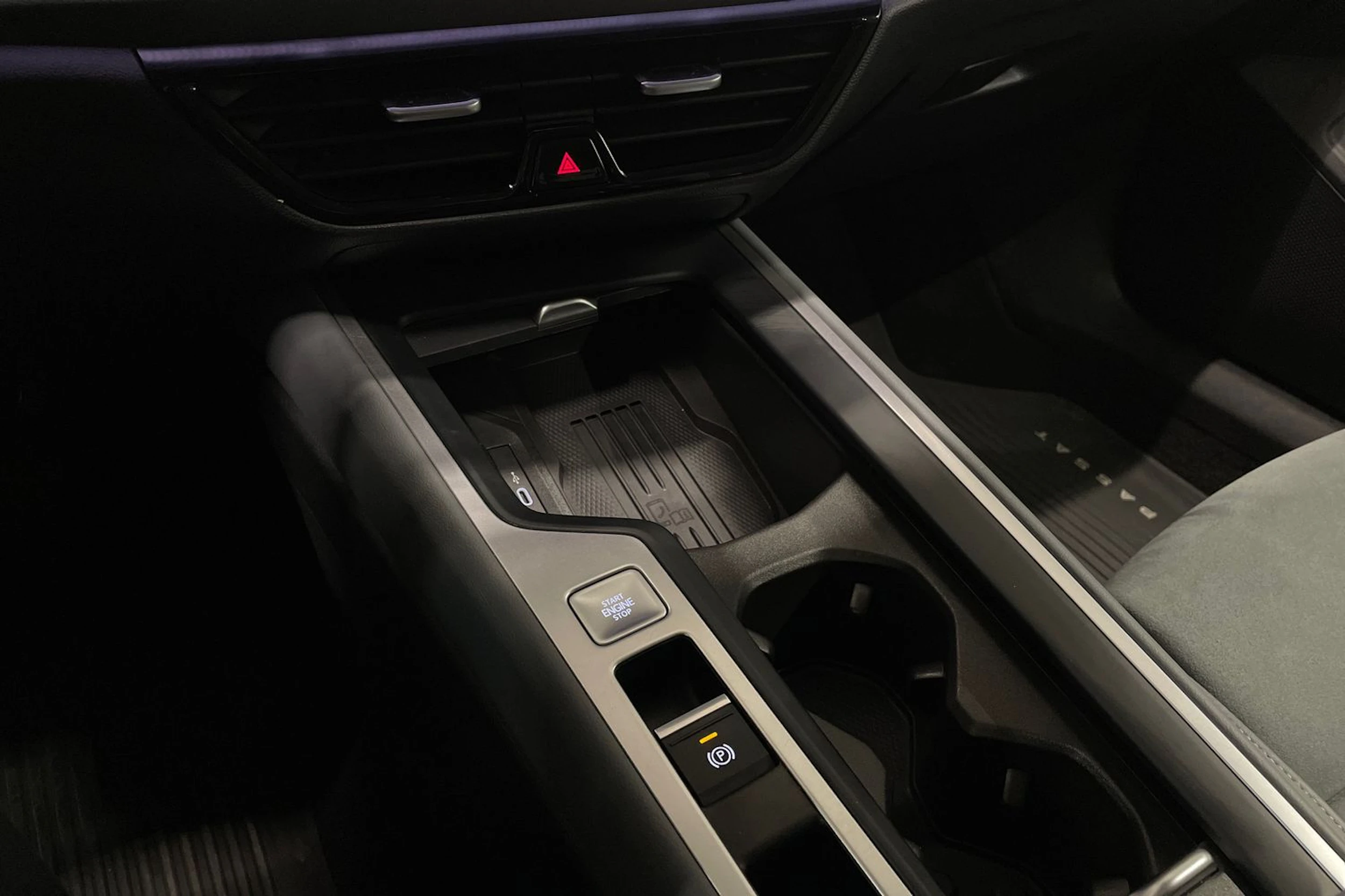 valkoinen Volkswagen Passat 2024 kuva 27.