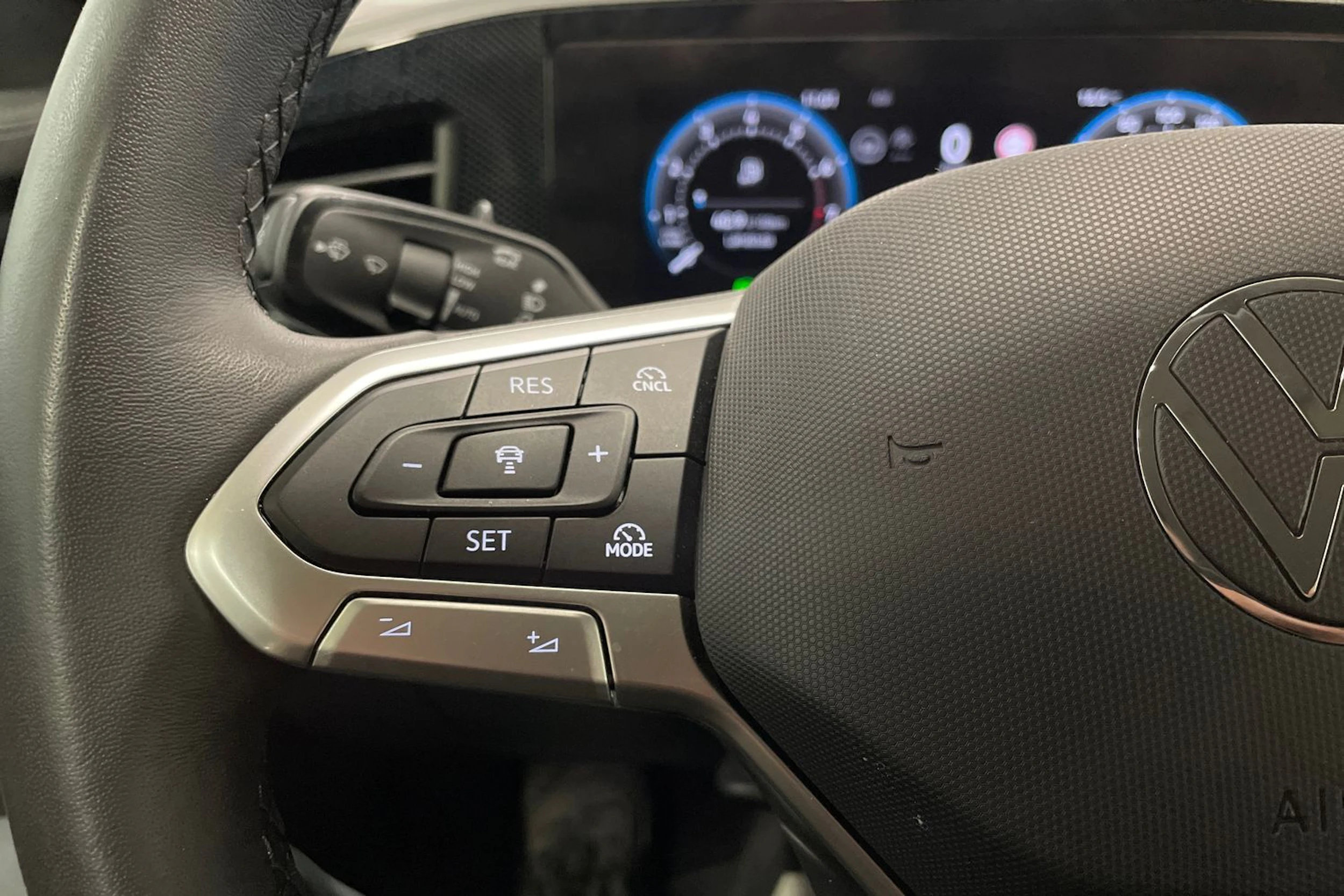 valkoinen Volkswagen Passat 2024 kuva 29.