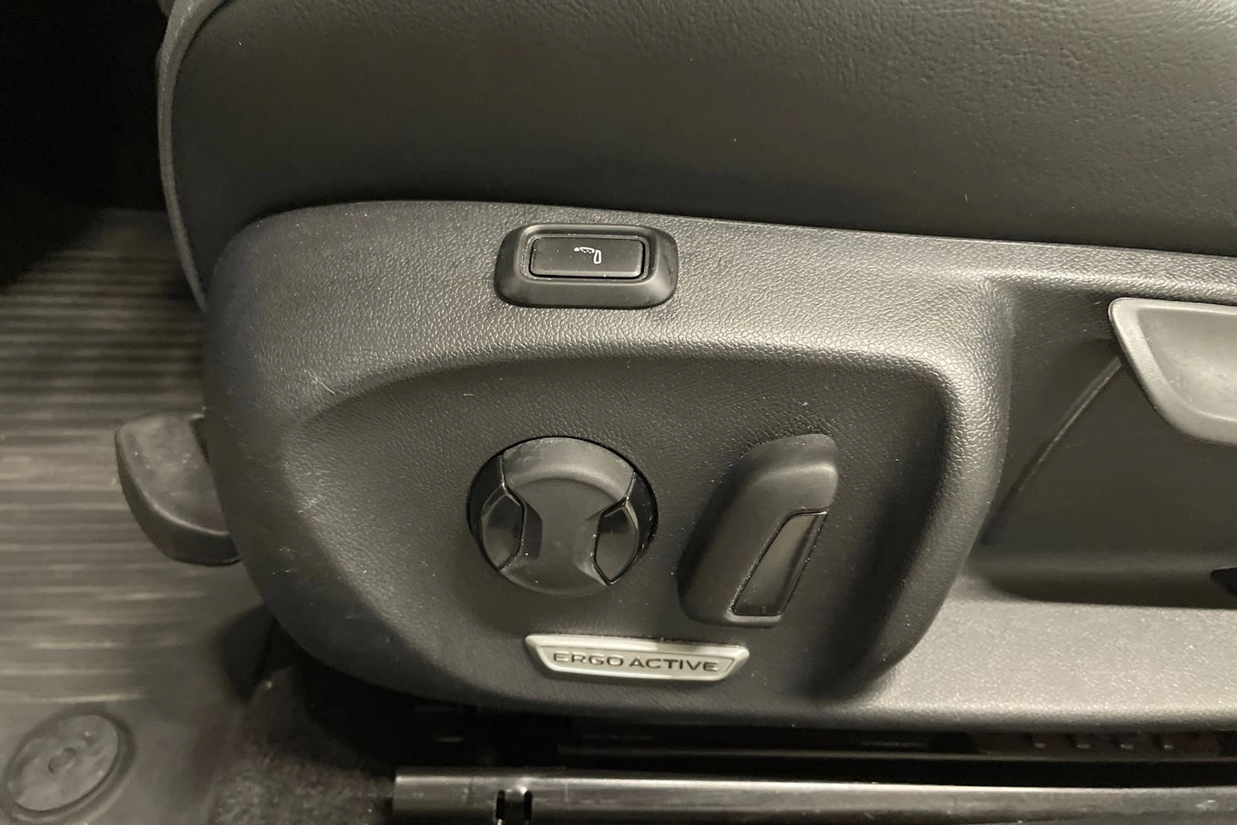 valkoinen Volkswagen Passat 2024 kuva 31.