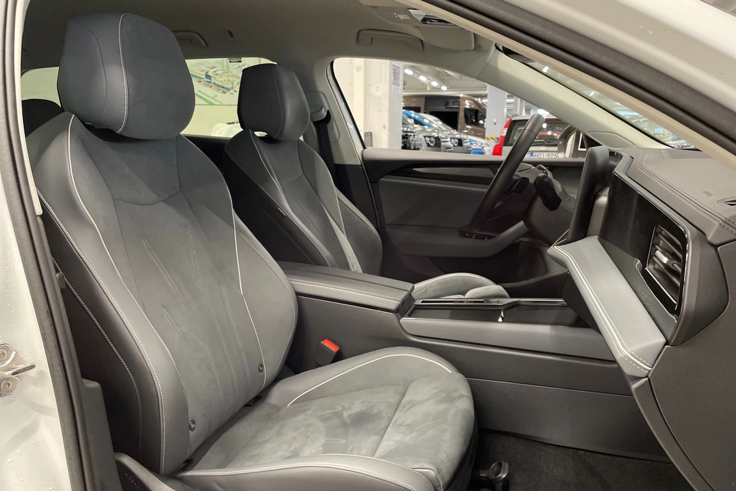 valkoinen Volkswagen Passat 2024 kuva 33.