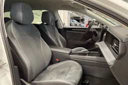 valkoinen Volkswagen Passat 2024 kuva 33.