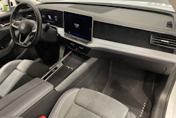 valkoinen Volkswagen Passat 2024 kuva 34.