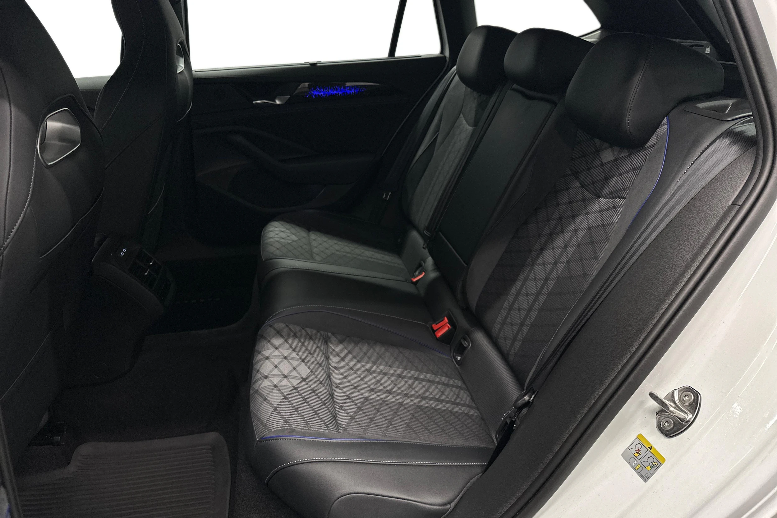 valkoinen Volkswagen Passat 2025 kuva 8.