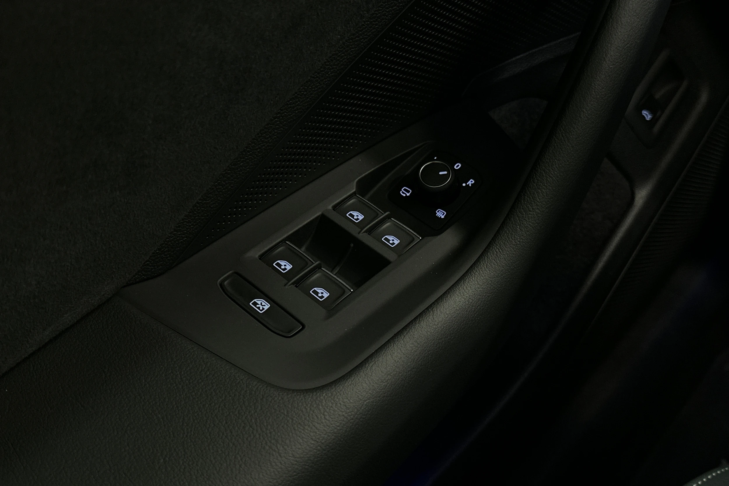 valkoinen Volkswagen Passat 2025 kuva 14.