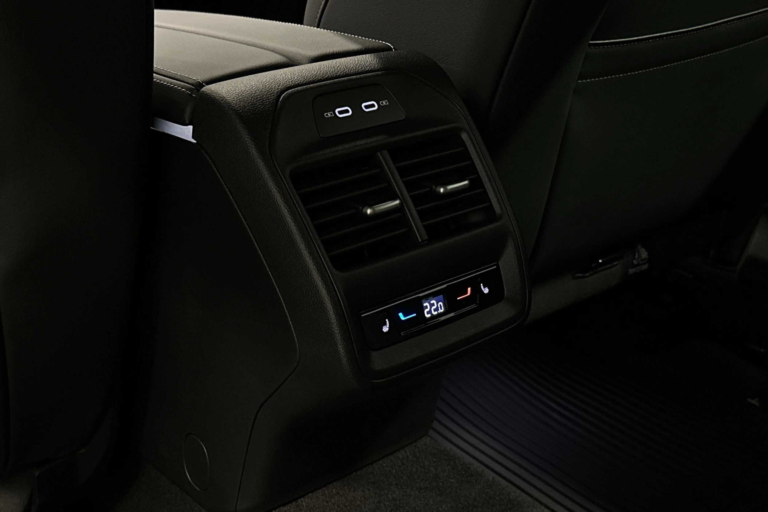 valkoinen Volkswagen Passat 2025 kuva 34.