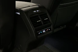 valkoinen Volkswagen Passat 2025 kuva 34.