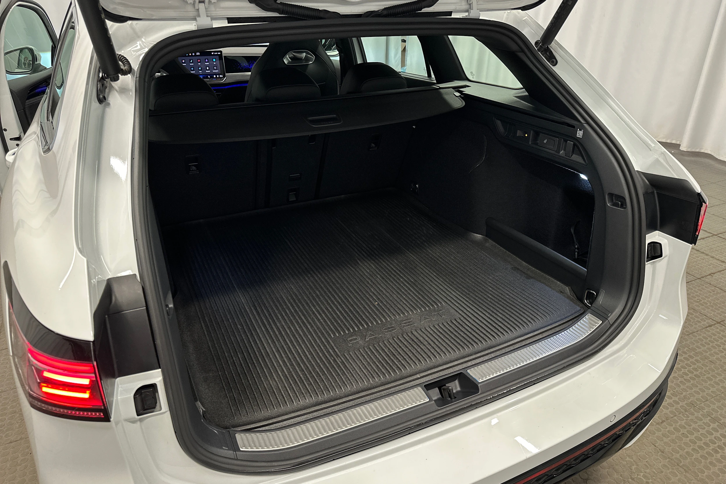 valkoinen Volkswagen Passat 2025 kuva 35.