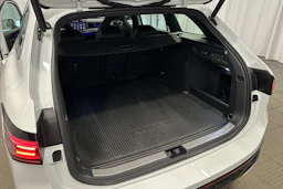valkoinen Volkswagen Passat 2025 kuva 35.