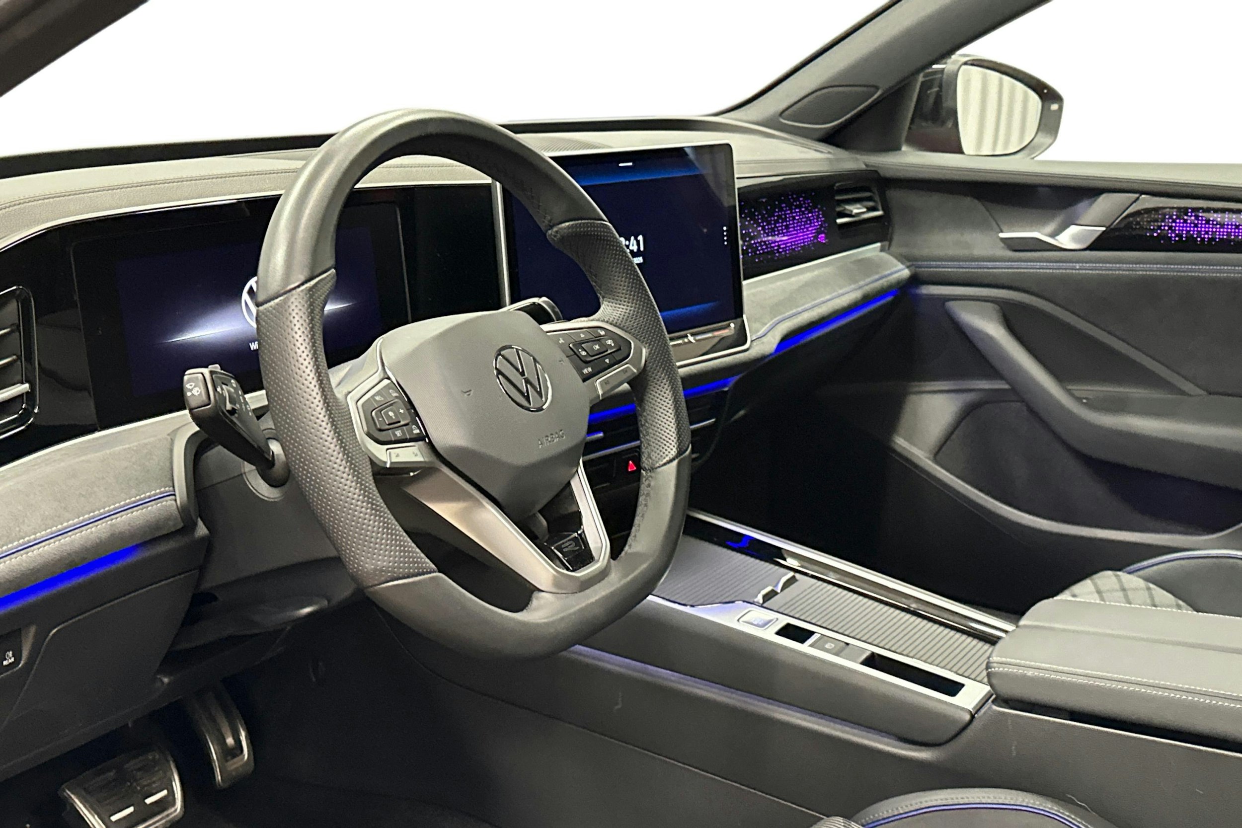 punainen Volkswagen Passat 2025 kuva 7.