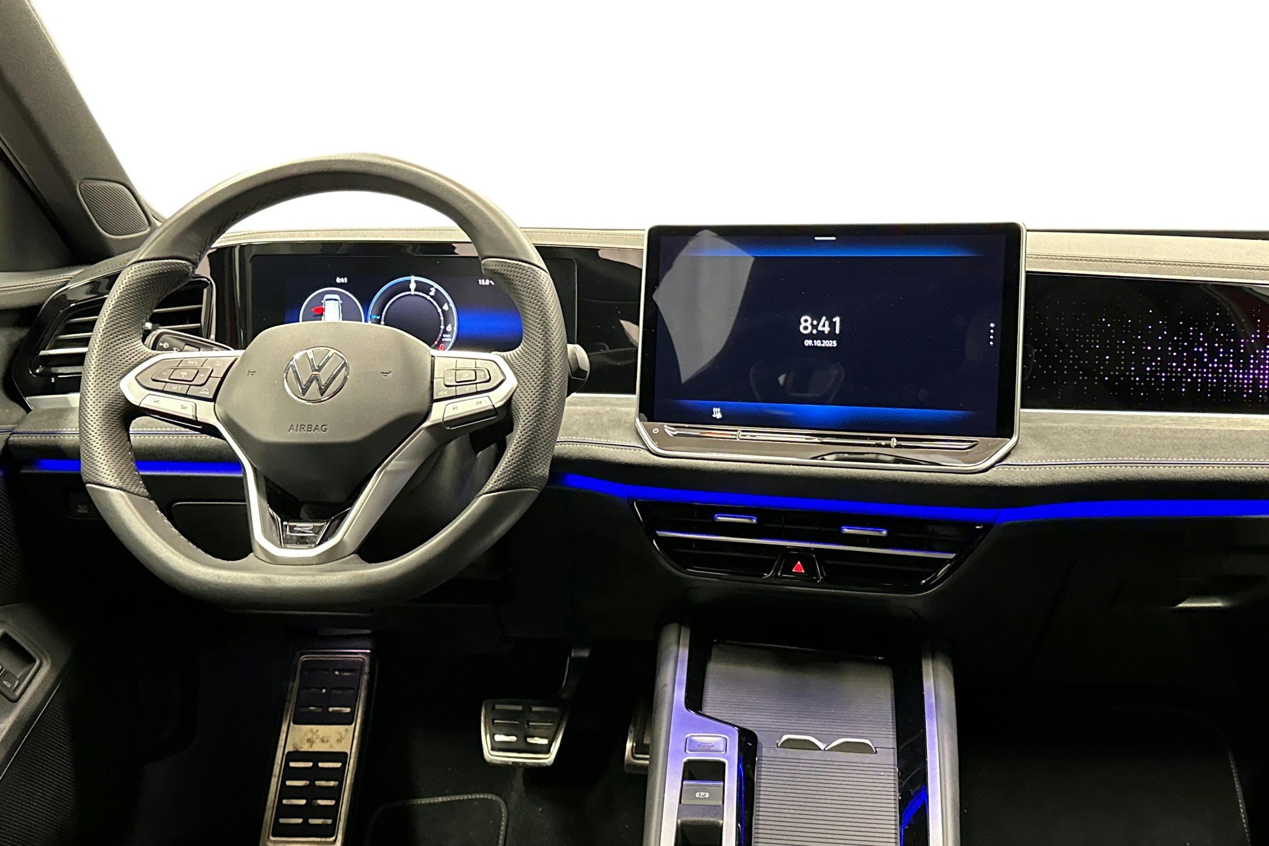 punainen Volkswagen Passat 2025 kuva 9.