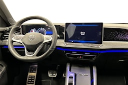 punainen Volkswagen Passat 2025 kuva 9.