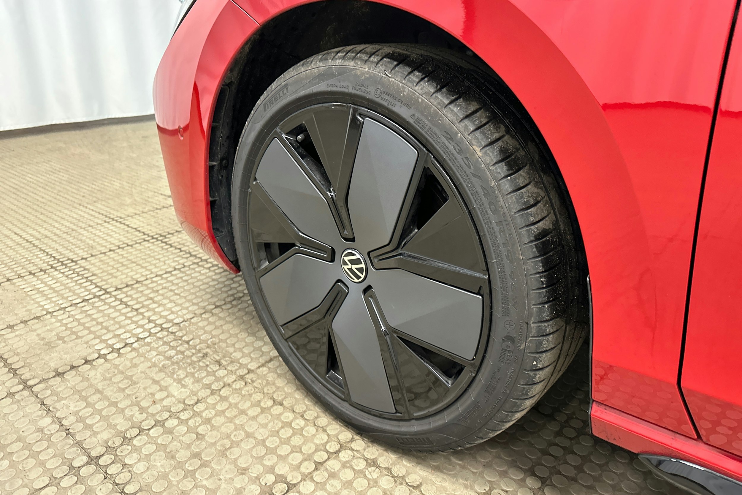 punainen Volkswagen Passat 2025 kuva 11.